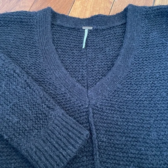 FREE PEOPLE ALPACA WOOL KNIT SWEATER Size L
Black
Like new - Picture 3 of 10